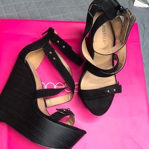 Black wedges